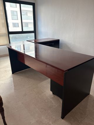Mesa de escritorio esquinera madera y plástico