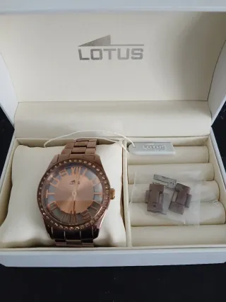 Reloj Lotus Mujer Dorado con Cristales