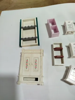 Estanterías de plástico y madera