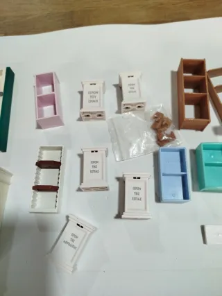 Estanterías de plástico y madera