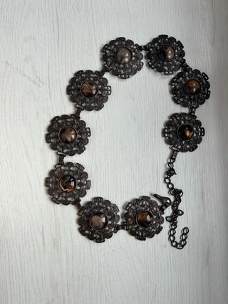 Cinturón de metal con piedras