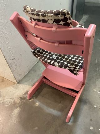 Trona Stokke infantil rosa con cojines