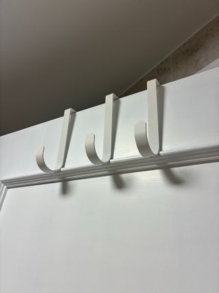 Colgadores de puerta metálicos blancos