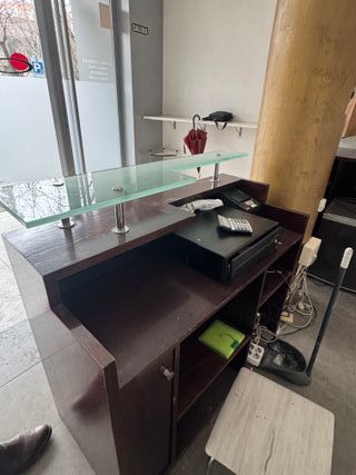 Mostrador de recepción moderno