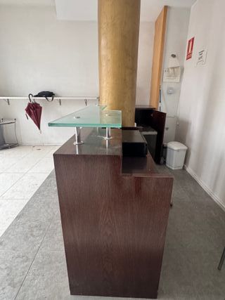 Mostrador de recepción moderno