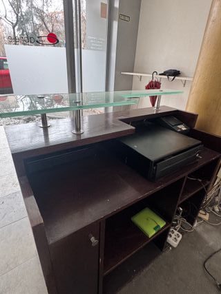 Mostrador de recepción moderno