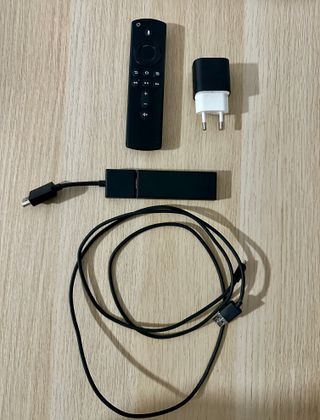 Amazon Fire TV Stick + Mando + alimentación