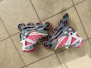 Patines en línea rosas y grises