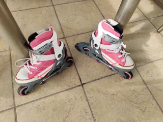 Patines en línea rosas y grises