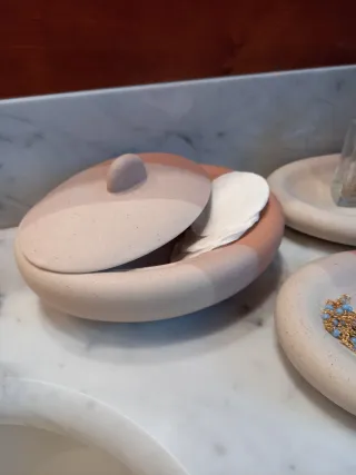 Set bagno ceramica e pietra