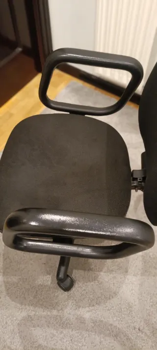 Silla de oficina negra con ruedas