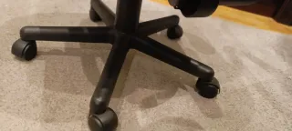 Silla de oficina negra con ruedas