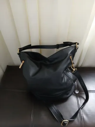 Bolso negro de piel sintética