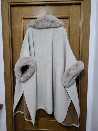 Poncho beige con cuello y puños de pelo