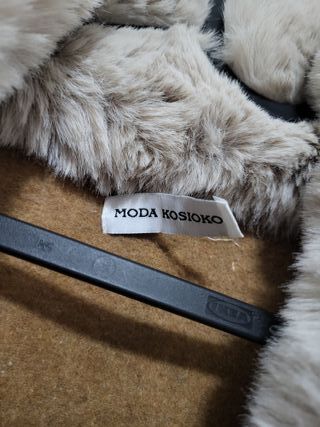 Poncho beige con cuello y puños de pelo