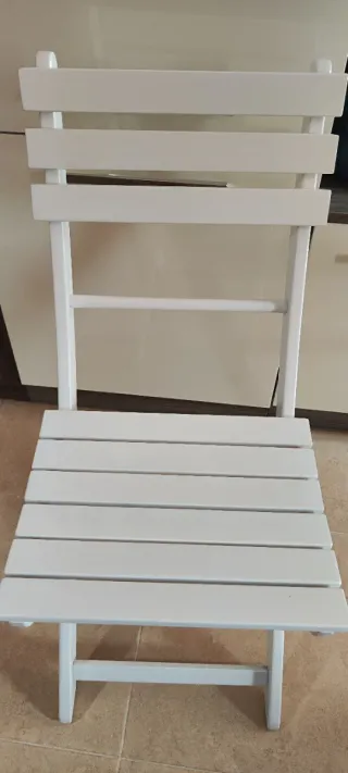 Silla de madera blanca plegable