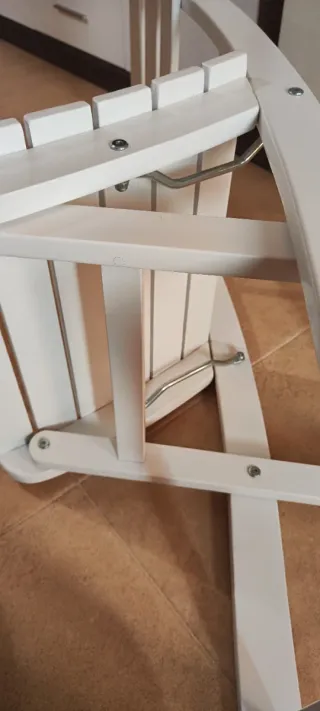 Silla de madera blanca plegable