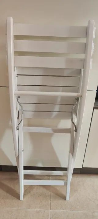 Silla de madera blanca plegable