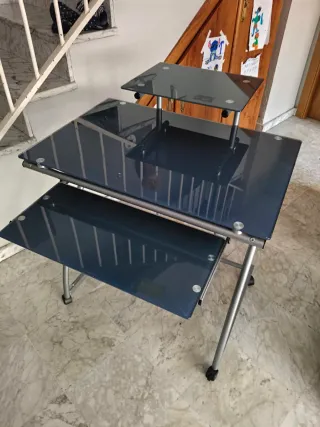 Escritorio de cristal y metal plateado