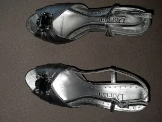 Sandalias elegantes tacón plateadas