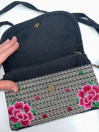 Bolso negro bordado flor de loto