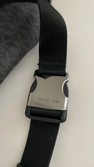 Riñonera Michael Kors Piel Clásica Negra/Gris