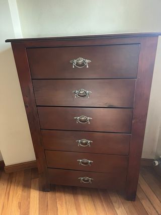 Cómoda de madera con 5 cajones