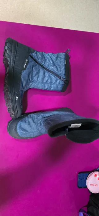 Botas Quechua azules y negras