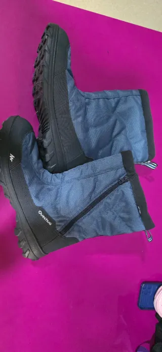 Botas Quechua azules y negras