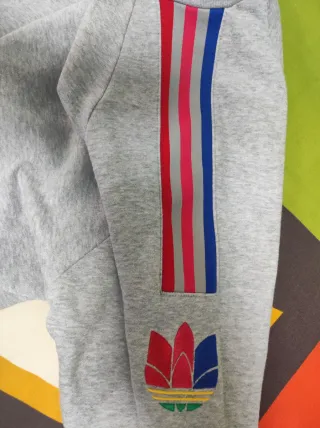Sudadera Adidas gris rayas multicolor
