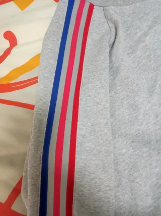 Sudadera Adidas gris rayas multicolor