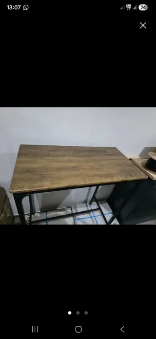 Mesa alta nueva sin usar, con 2 sillas altas.