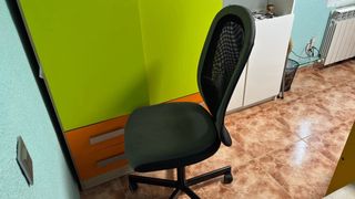 Silla de oficina ergonómica gris