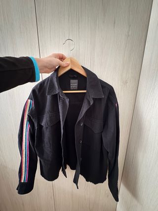 Chaqueta vaquera negra Primark con detalles
