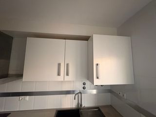 Muebles de cocina gris y blanco