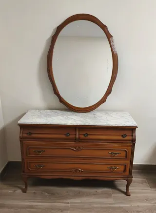 Tocador de madera con espejo y mármol
