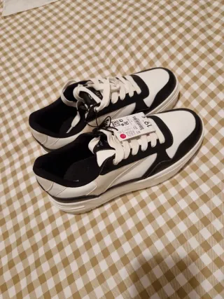 Zapatillas casuales blancas y negras