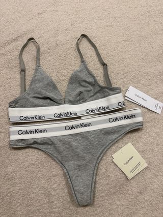 Conjunto Lingerie Calvin Klein Cinza e Branco