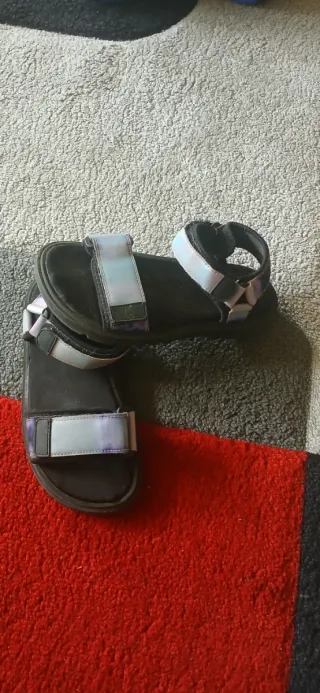 Sandalias y zapatillas deportivas