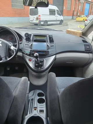 Mitsubishi Grandis 2006