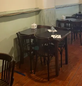 6 Mesas y 24 Sillas Madera. Se venden por separado