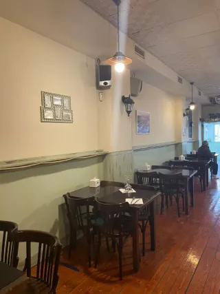 6 Mesas y 24 Sillas Madera. Se venden por separado