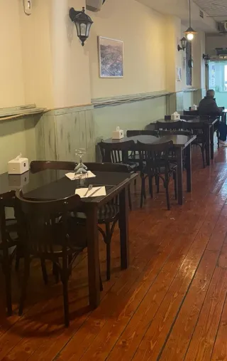 6 Mesas y 24 Sillas Madera. Se venden por separado