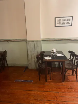 6 Mesas y 24 Sillas Madera. Se venden por separado