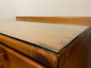 Escritorio de madera con 4 cajones y cristal