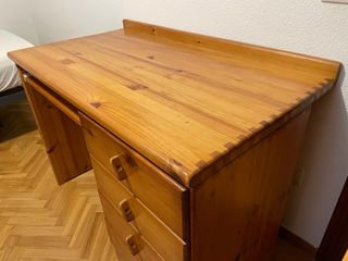 Escritorio de madera con 4 cajones y cristal