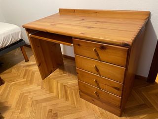 Escritorio de madera con 4 cajones y cristal