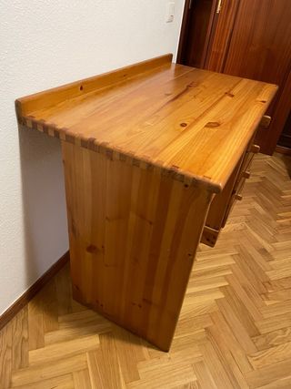 Escritorio de madera con 4 cajones y cristal