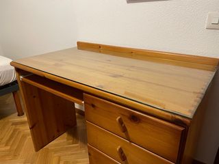 Escritorio de madera con 4 cajones y cristal