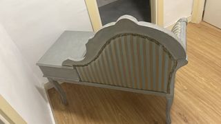 Banco antiguo con cajón y tapizado a rayas